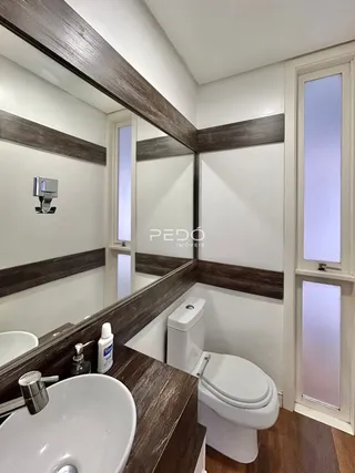 Foto de um banheiro com pia e vaso sanitário em um imóvel.