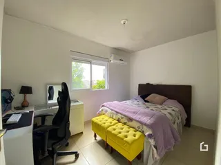 Foto de um quarto com cama e janela em uma residência.