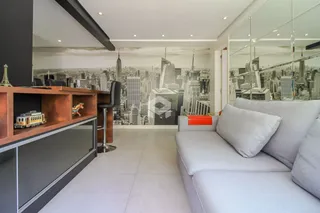 Sala de estar com vista panorâmica para a cidade de Lajeado.