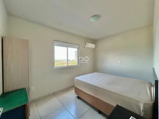 Quarto com cama e janela em um imóvel no Brasil.