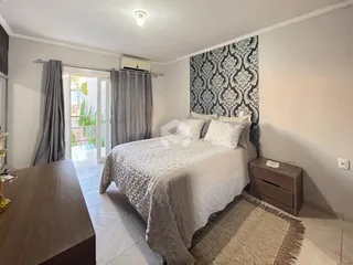 Quarto com cama e cortinas em um apartamento no Brasil.