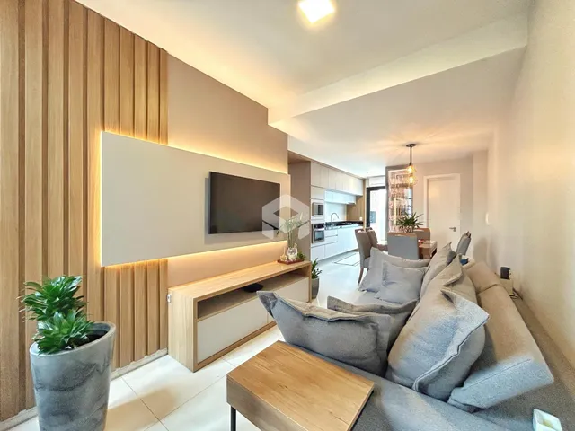 Sala de estar moderna com painéis de madeira e sofá cinza.
