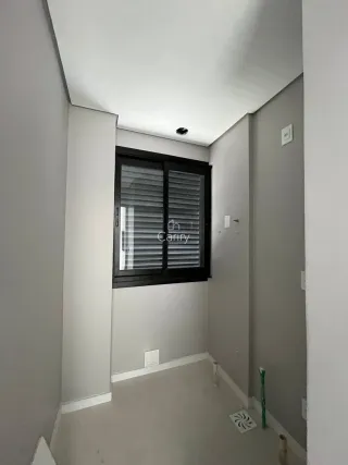 Hall de corredor com paredes cinzas e teto branco.