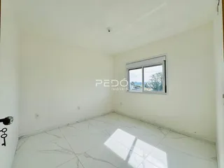 Sala de estar clara com piso de mármore branco e grande janela.