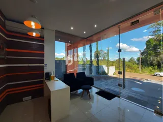 Sala de estar com porta de vidro abrindo para o quintal.
