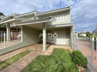 Fachada de uma residência com pátio e jardim em Lajeado, Brasil.