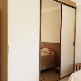 Foto de um espelho interno mostrando um cômodo de quarto.