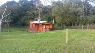 Vista externa de uma pequena construção em área gramada.