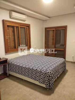 Foto de um quarto com cama e armário de madeira.
