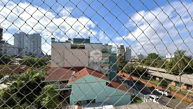 Fachada de uma residência em Lajeado, Brasil, vista através de uma cerca.