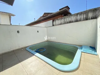 Piscina externa em uma propriedade em Lajeado.