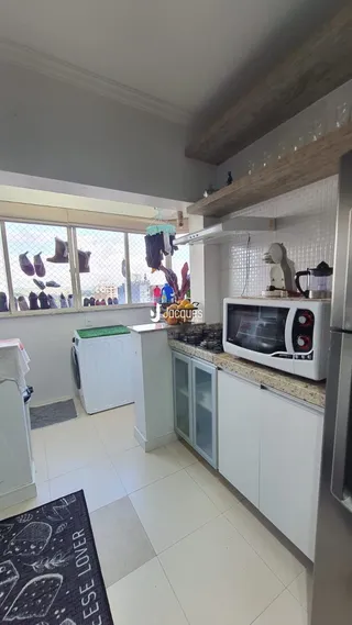Vista interna de uma cozinha com piso de cerâmica branca.