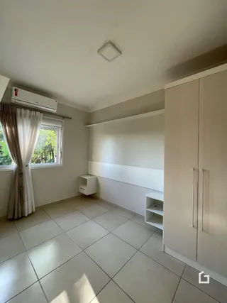 Quarto com piso de cerâmica e armários embutidos