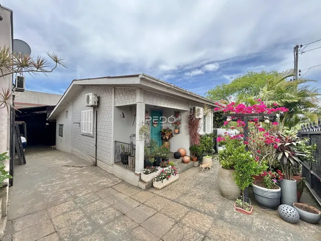 Fachada de uma casa em Lajeado, Brasil, com um pátio frontal e vegetação.