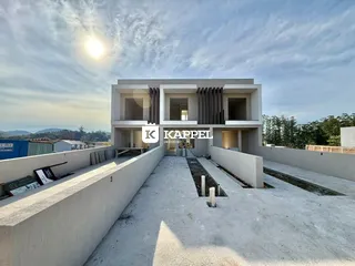 Fachada moderna de uma residência em Lajeado, Brasil, com um pátio frontal.