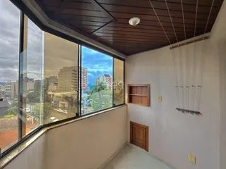 Vista da janela de um imóvel em Lajeado, Brasil, mostrando a paisagem urbana.
