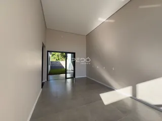 Interior de um ambiente com piso de cerâmica e porta de vidro.