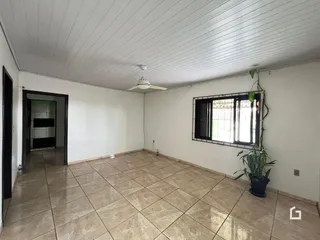 Imagem de um ambiente interno com piso de cerâmica e janela.