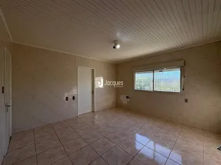 Interior de uma sala com piso de cerâmica clara e paredes texturizadas.