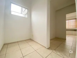 Foto de um interior com piso de cerâmica e uma janela.