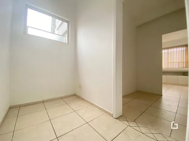 Foto de um interior com piso de cerâmica e uma janela.