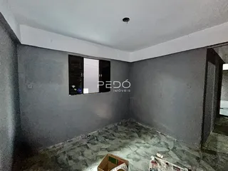 Foto de um cômodo interno com paredes cinzas e piso de azulejo.