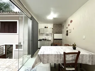 Vista da área de jantar e cozinha de uma residência em Lajeado.
