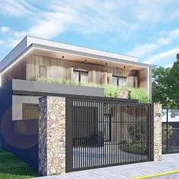 Fachada moderna de uma residência com revestimento de madeira e portão de metal em Lajeado.