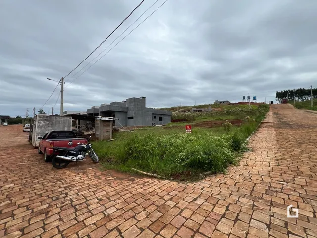 Vista externa de uma propriedade em Lajeado, Brasil, mostrando uma construção e área de vegetação.