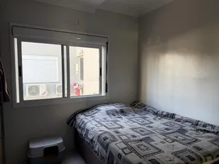 Foto de um quarto com cama e janela.