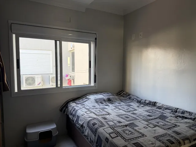 Foto de um quarto com cama e janela.