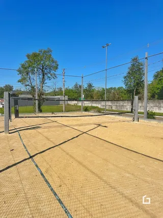 Vista externa de um terreno com cerca de arame.