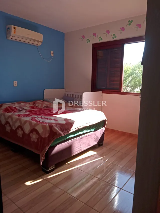Quarto com cama e janela em um imóvel no Brasil.