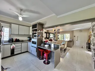 Interior de uma cozinha e sala de estar moderna em uma residência.