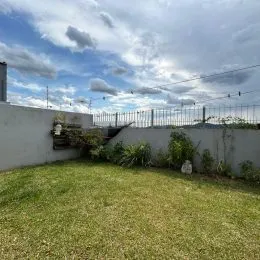 Foto de uma área externa com gramado e muro em Lajeado.