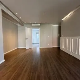 Sala ampla com piso de madeira.