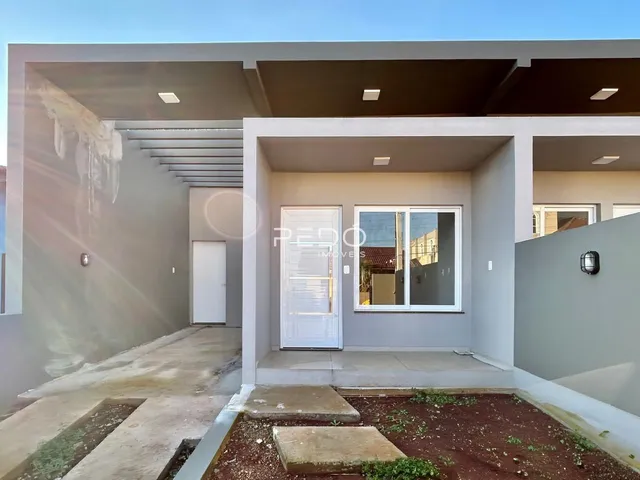 Fachada de uma residência moderna em Lajeado, Brasil, com entrada coberta.