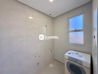 Foto de um ambiente interno com paredes brancas e piso claro.