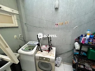 Foto de uma área de serviço com máquina de lavar e secar.