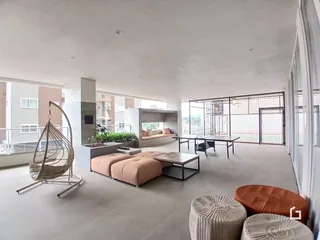 Sala de estar ampla com vista para o exterior e grandes janelas.