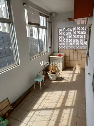 Foto de um interior com piso de cerâmica e grandes janelas.