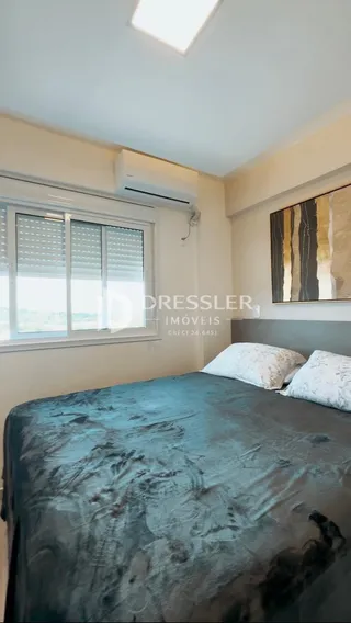 Quarto com cama e janela em um imóvel no Brasil.