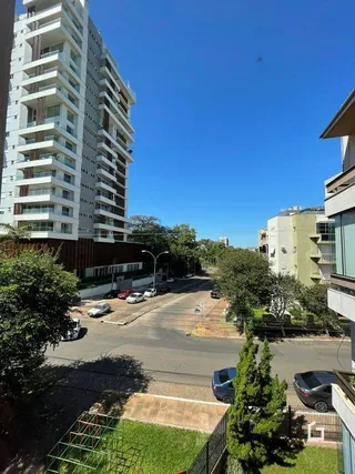 Fachada de um edifício residencial em Lajeado, Brasil sob céu azul.
