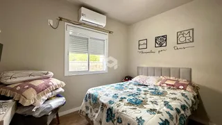 Quarto com cama e janela.