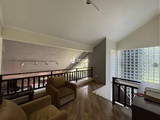 Vista interna de uma sala com varanda e grade de segurança.