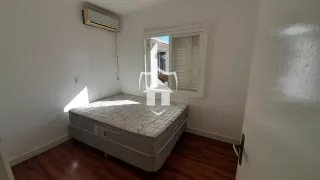 Um quarto com cama e janela em um imóvel.