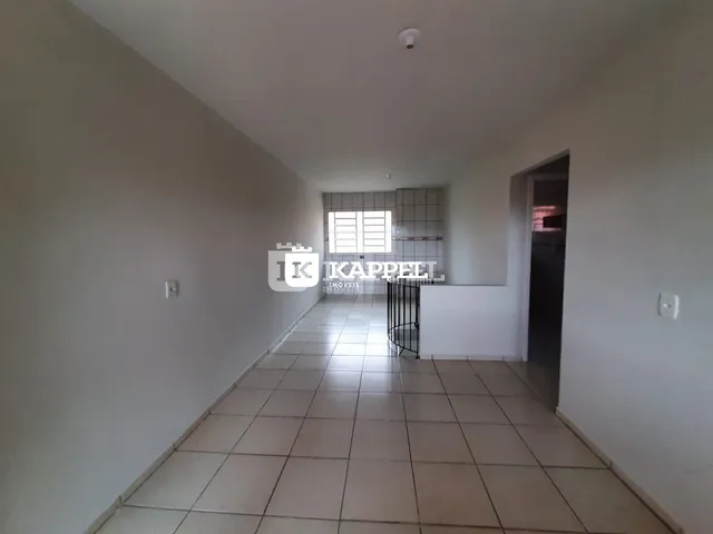 Foto de um corredor interno com piso de cerâmica e janelas.