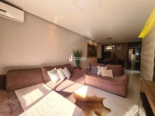 Sala de estar com sofá marrom no interior da propriedade.