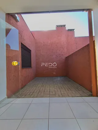 Área externa pavimentada de uma propriedade em Lajeado, Brasil.