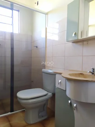 Foto de um banheiro com vaso sanitário e pia em um imóvel no Brasil.
